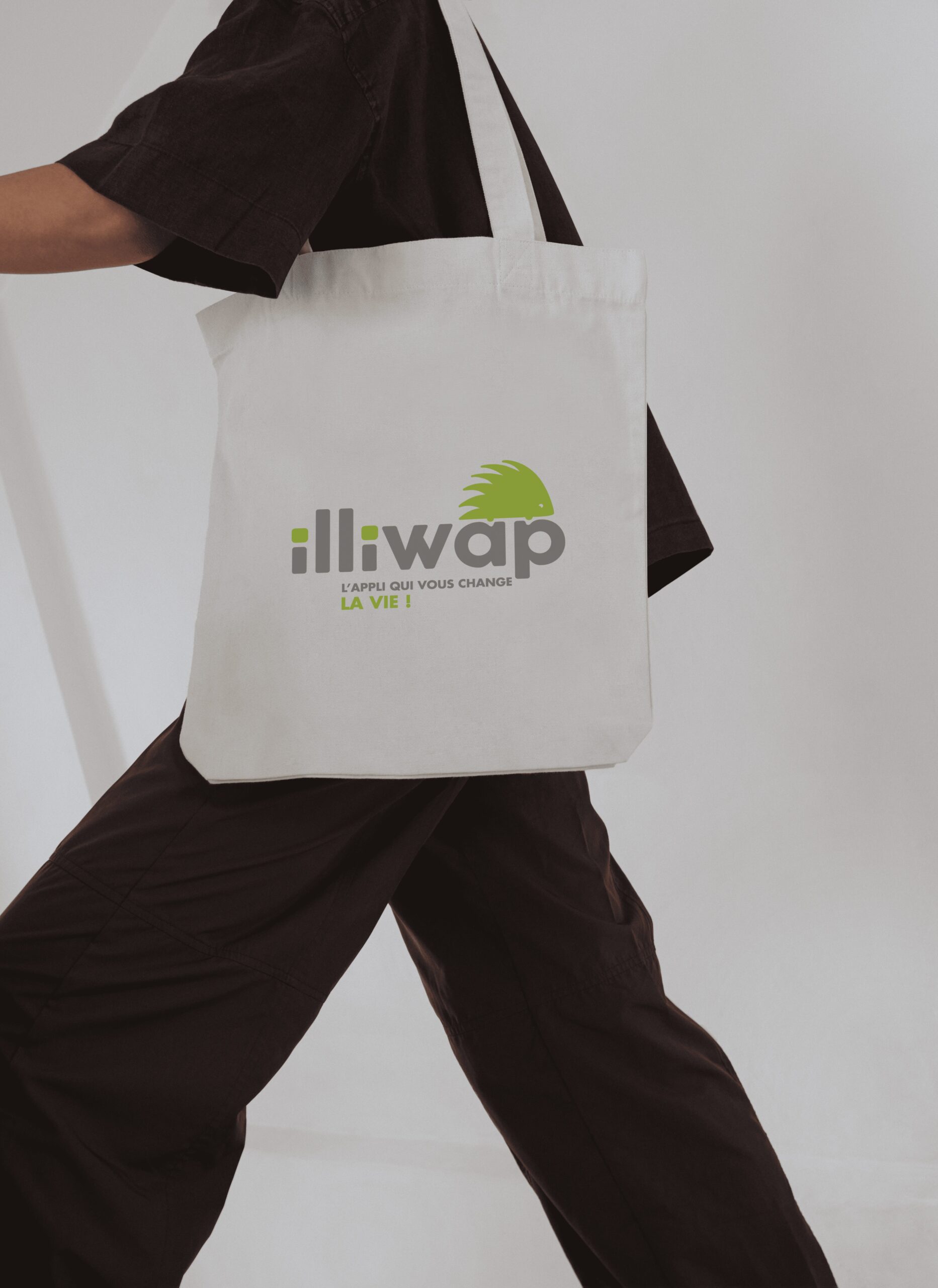 Tote bag en coton blanc avec le logo illiwap sérigraphié, support de communication pour le lancement de l'application
