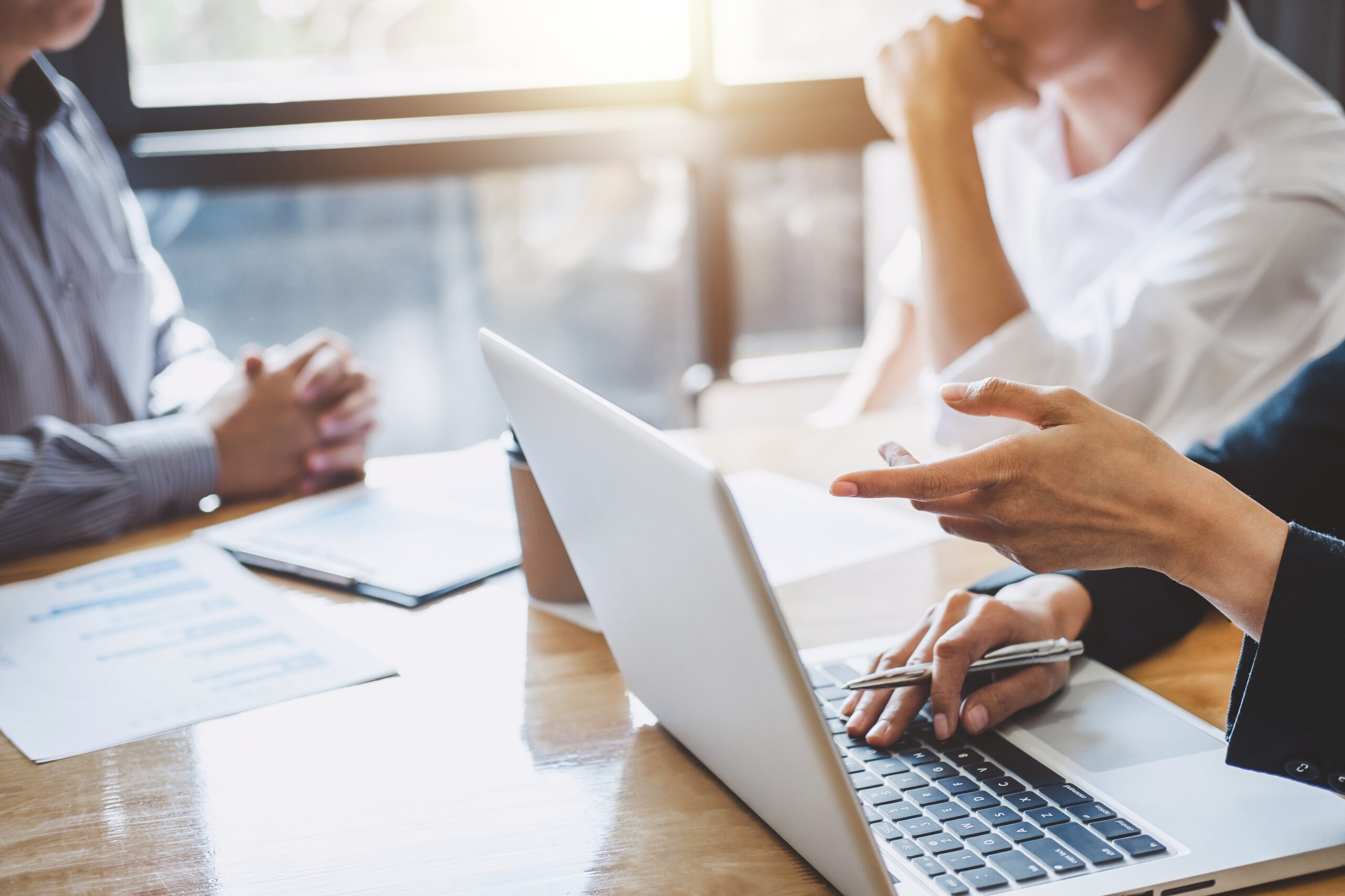 Groupe de travail collaborant sur un projet en étudiant des tableaux et indicateurs